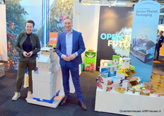 Lyenne Nabuurs en Tim ter Bogt van Smurfit Kappa. Een van de noviteiten: het 'fully sized solid board', oftewel het volledig waterproof karton, is weer beschikbaar voor de Benelux.